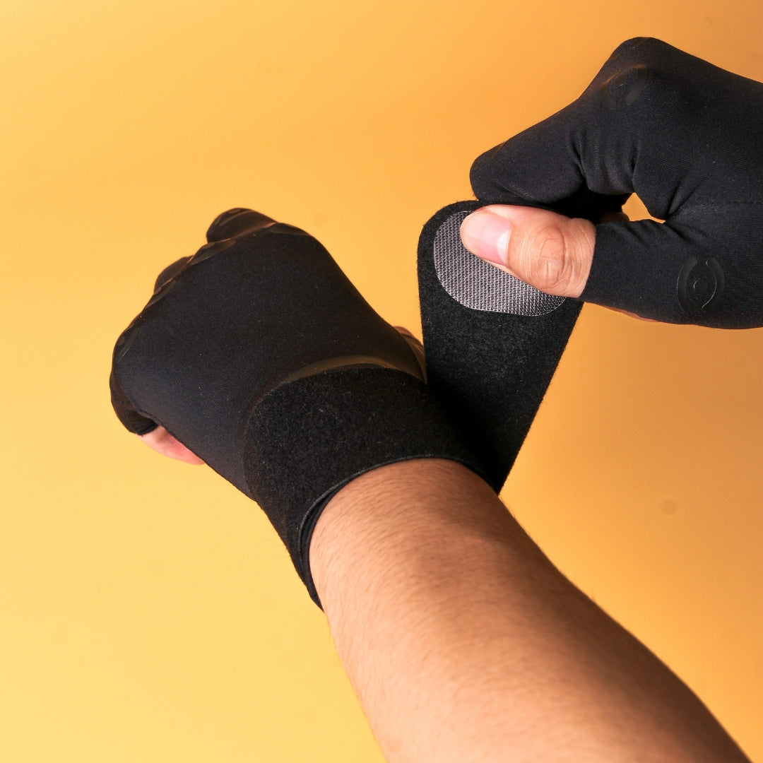 AKATA: Gloves