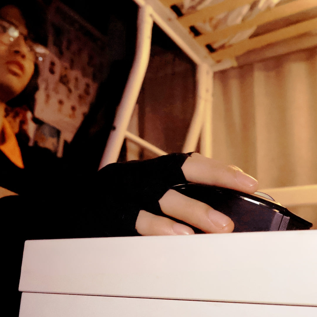AKATA: Gloves
